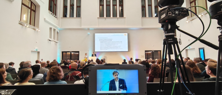 Hybridveranstaltung Vergabetag Bayern 2026 – NC3 Veranstaltungstechnik in der IHK München mit Livestream